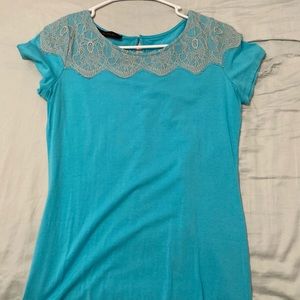 The limited short  sleeve top with lace embroidery